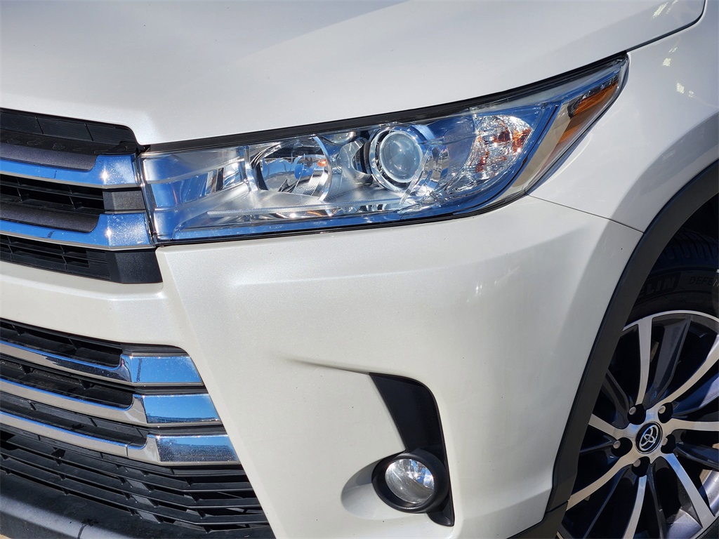 2019 Toyota Highlander XLE White at Autostrade