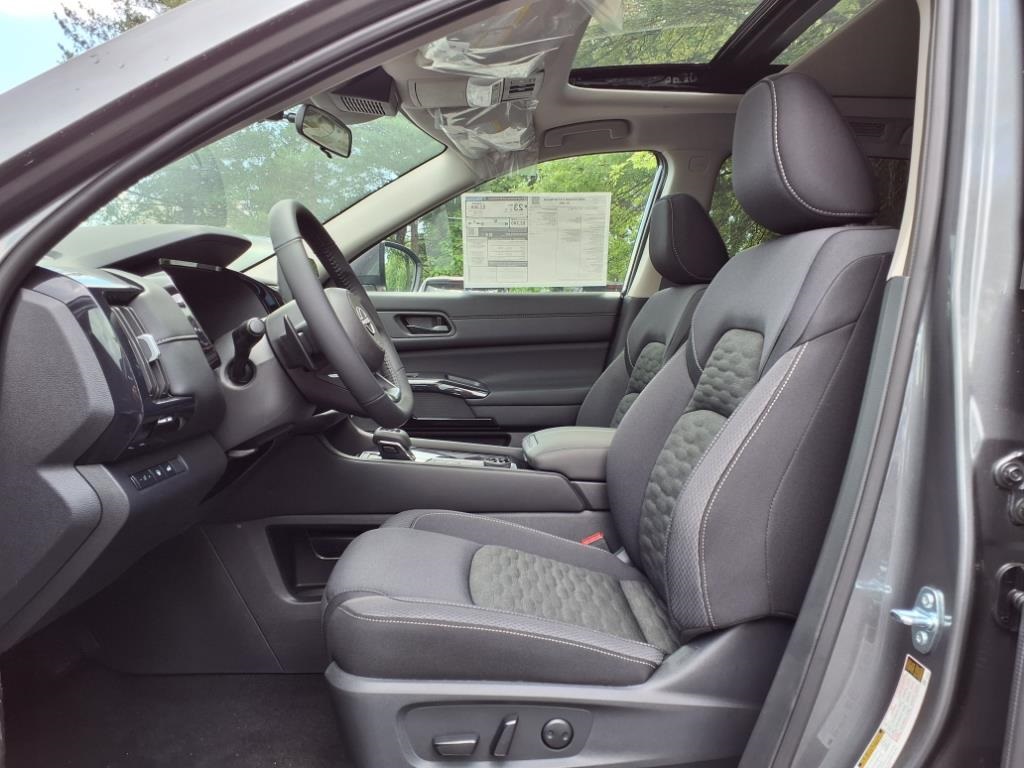 2025 Nissan Pathfinder SV photo 2