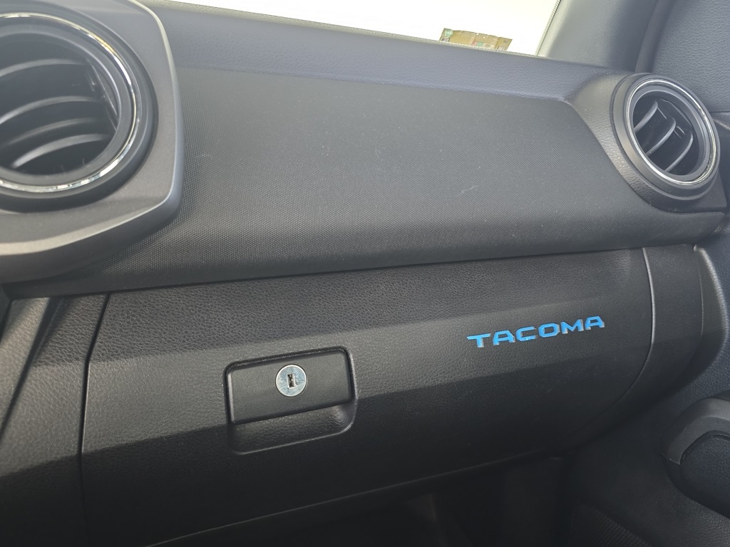 Thumbnail: 2016 Toyota Tacoma - 14