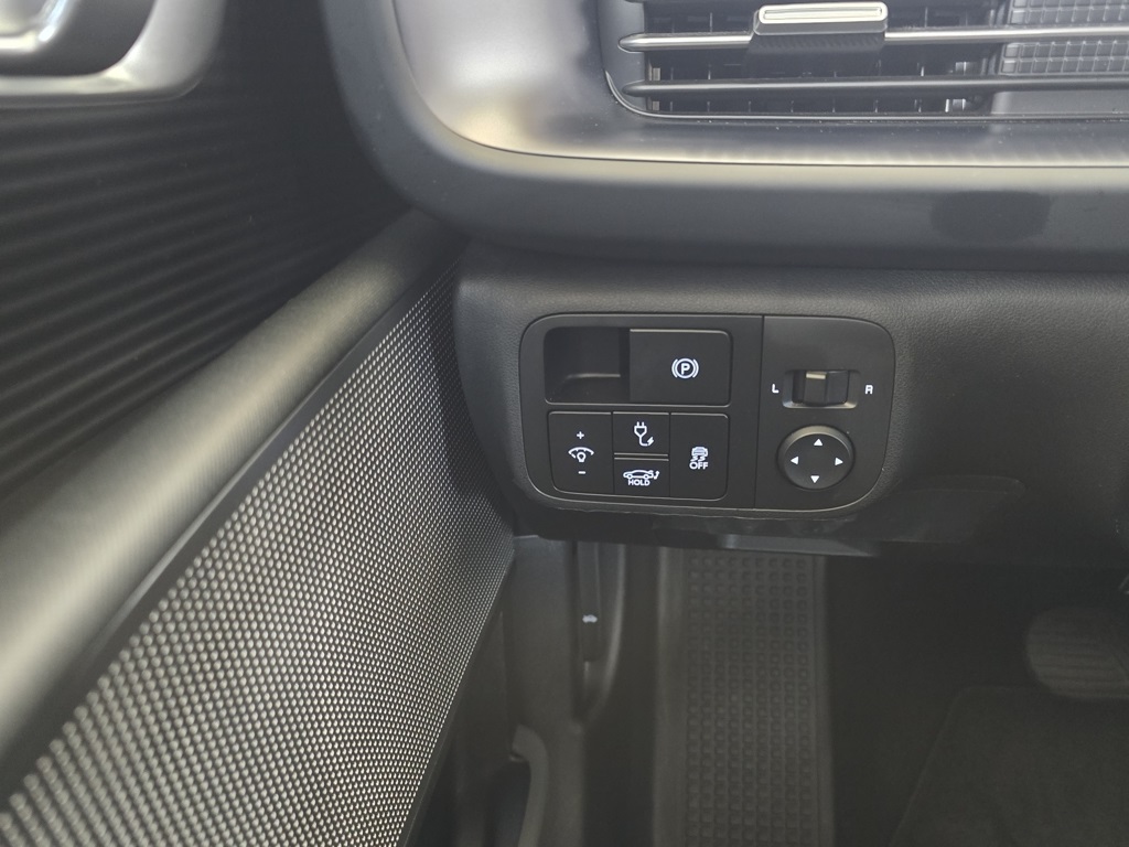 Thumbnail: 2023 Hyundai Ioniq 6 - 21