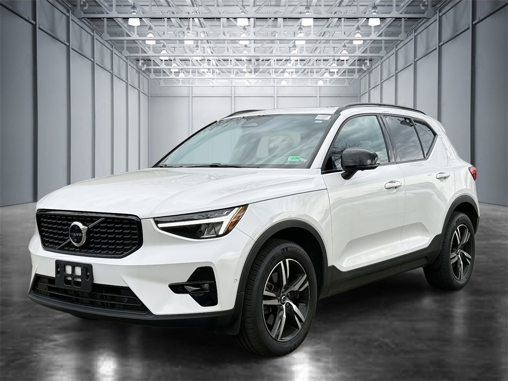 2023 Volvo XC40 B5 Plus Dark Theme AWD