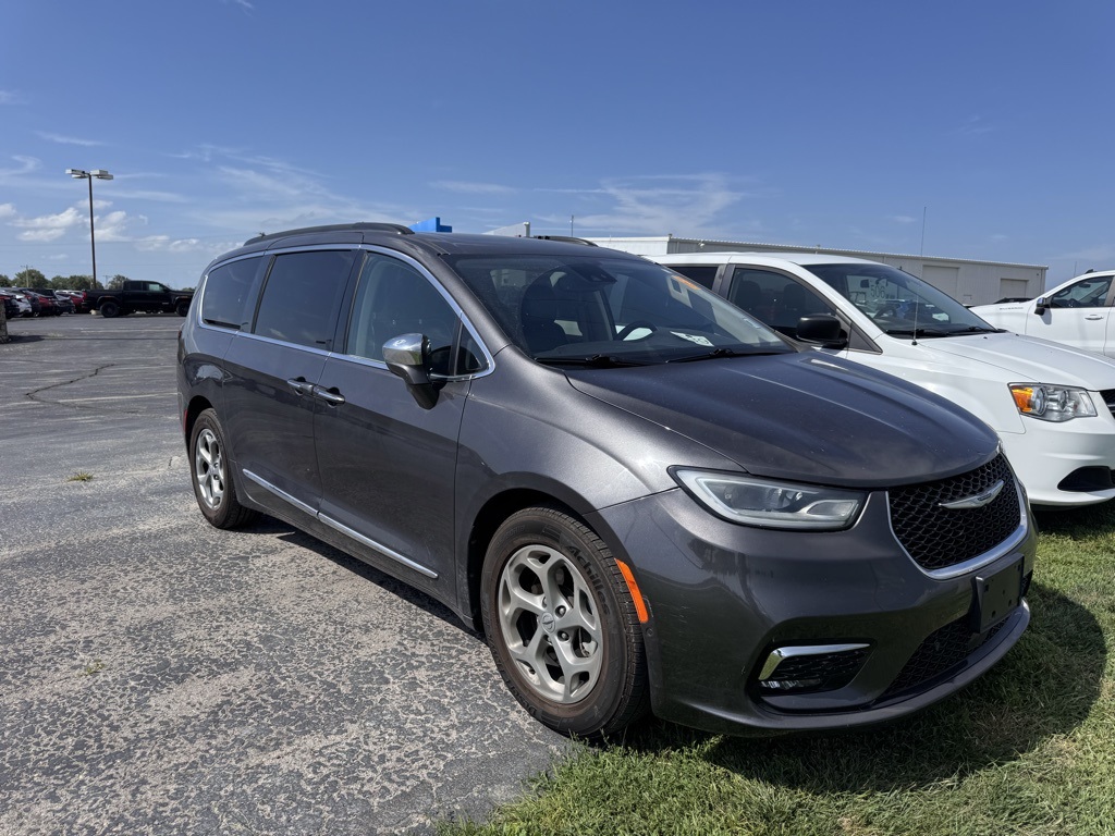 Used 2022 Chrysler Pacifica Limited with VIN 2C4RC1GG6NR175826 for sale in Kansas City