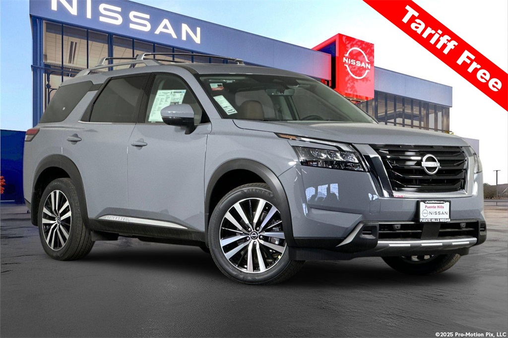 2025 Nissan Pathfinder Platinum's photo