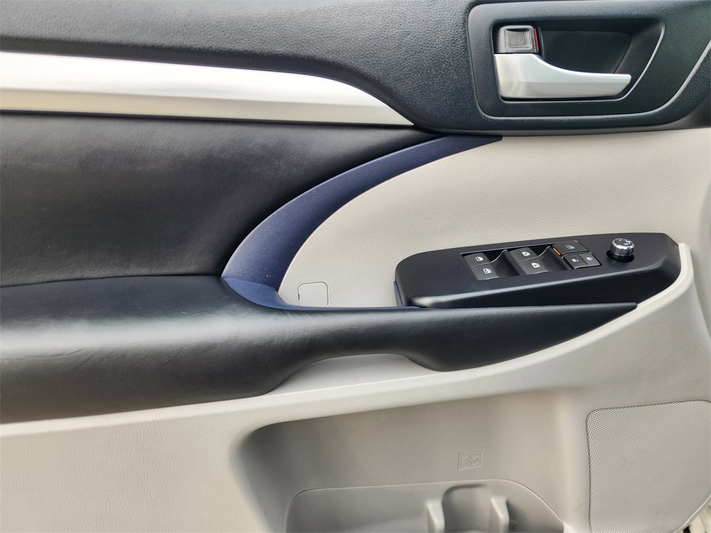 2018 Toyota Highlander XLE White at Don McGill Toyota