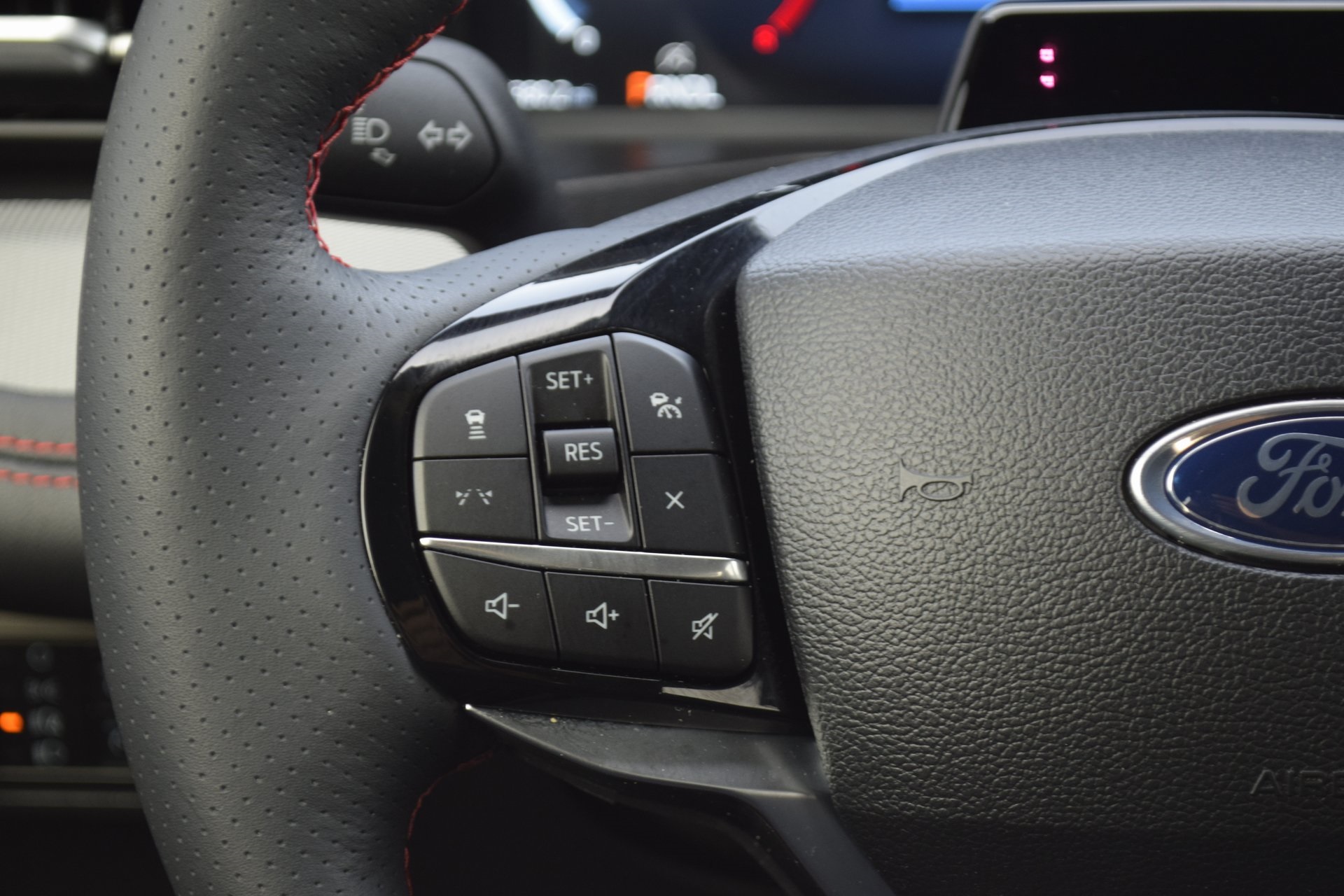 2025 Ford Explorer ST-Line - 11