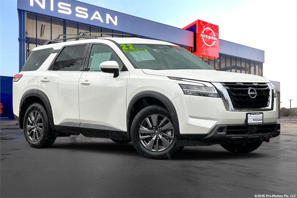 2022 Nissan Pathfinder SV's photo
