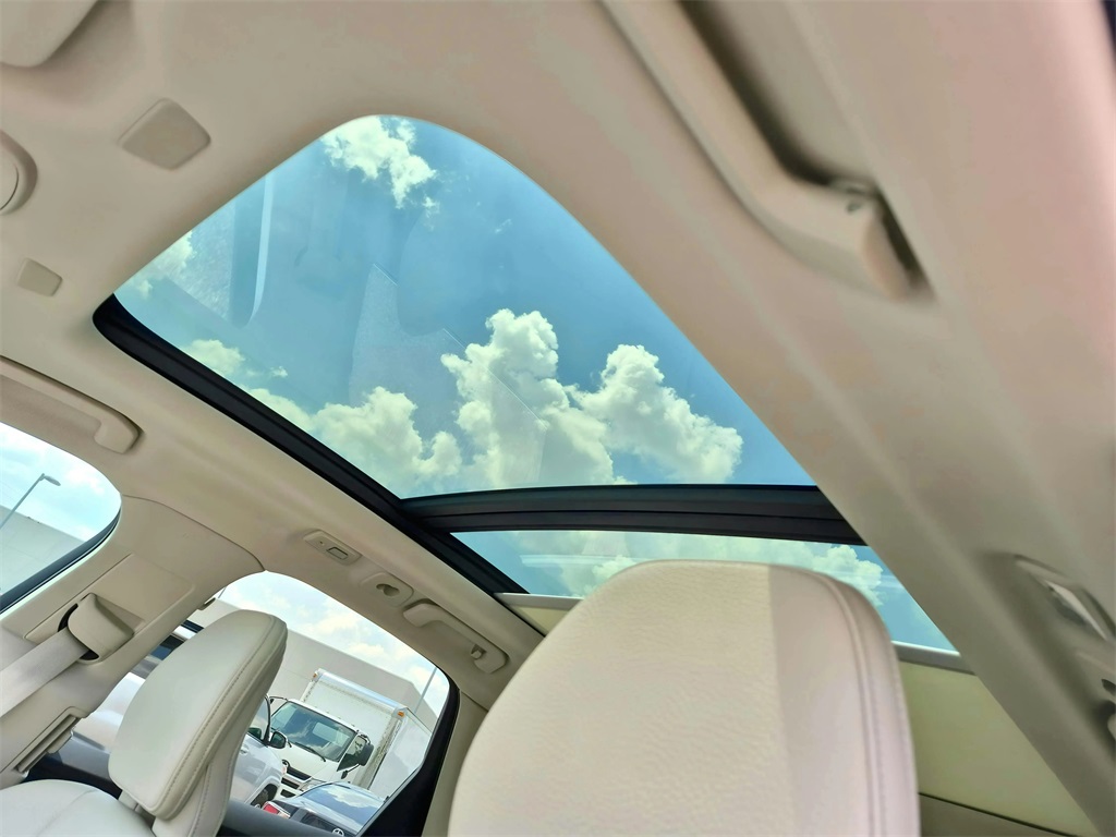 2022 Volvo XC60 B5 Momentum White at Ultimate Motorsports