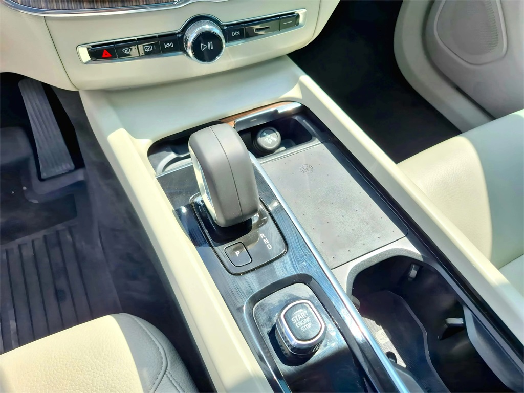 2022 Volvo XC60 B5 Momentum White at Ultimate Motorsports