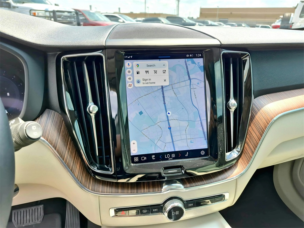 2022 Volvo XC60 B5 Momentum White at Ultimate Motorsports