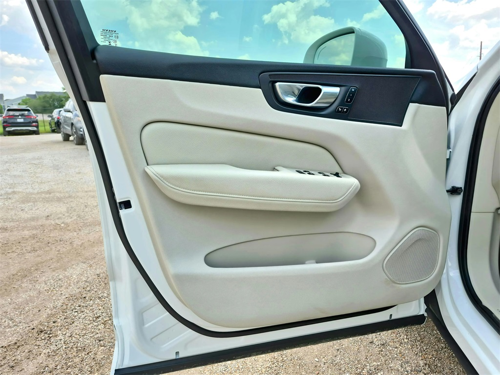 2022 Volvo XC60 B5 Momentum White at Ultimate Motorsports