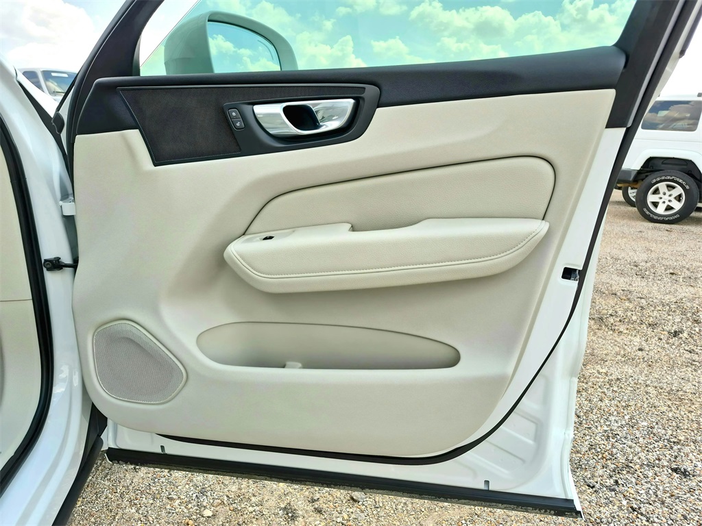 2022 Volvo XC60 B5 Momentum White at Ultimate Motorsports