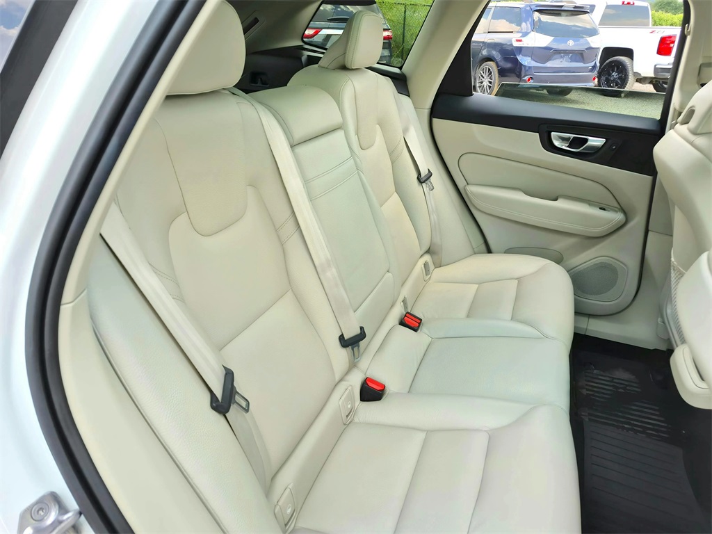 2022 Volvo XC60 B5 Momentum White at Ultimate Motorsports