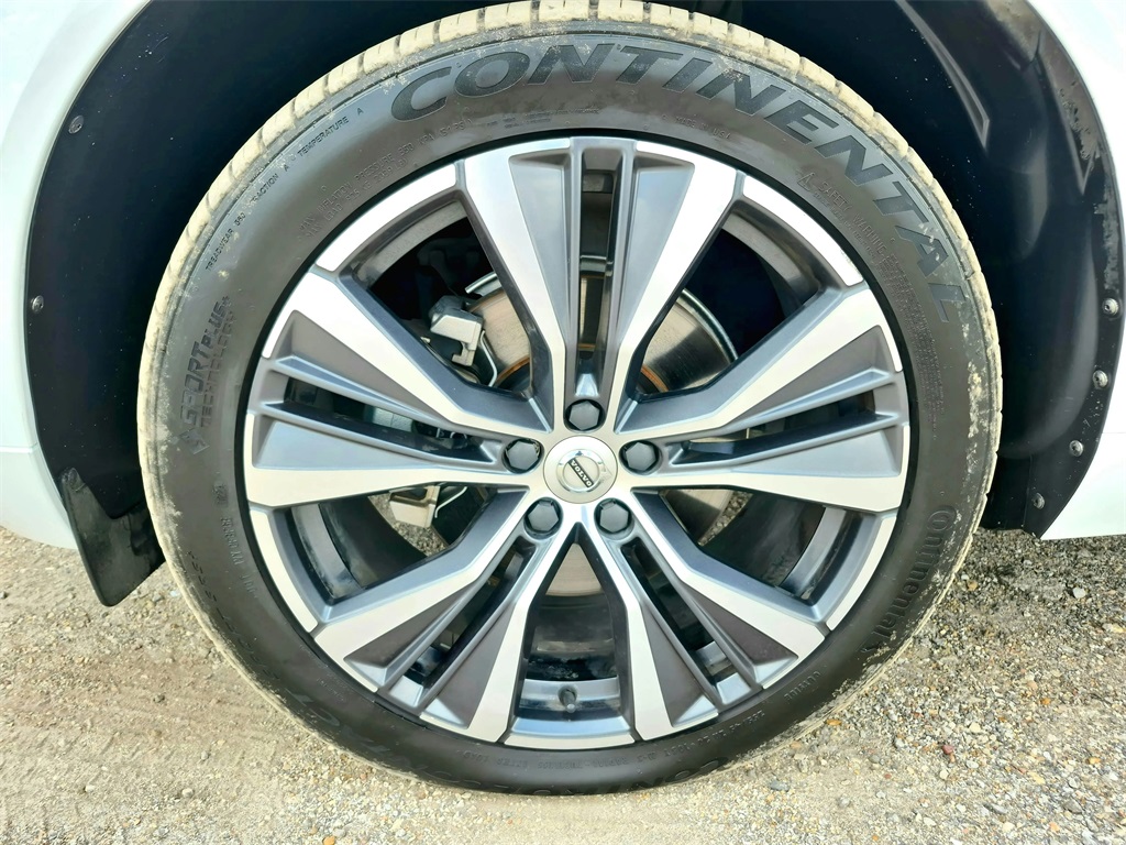 2022 Volvo XC60 B5 Momentum White at Ultimate Motorsports