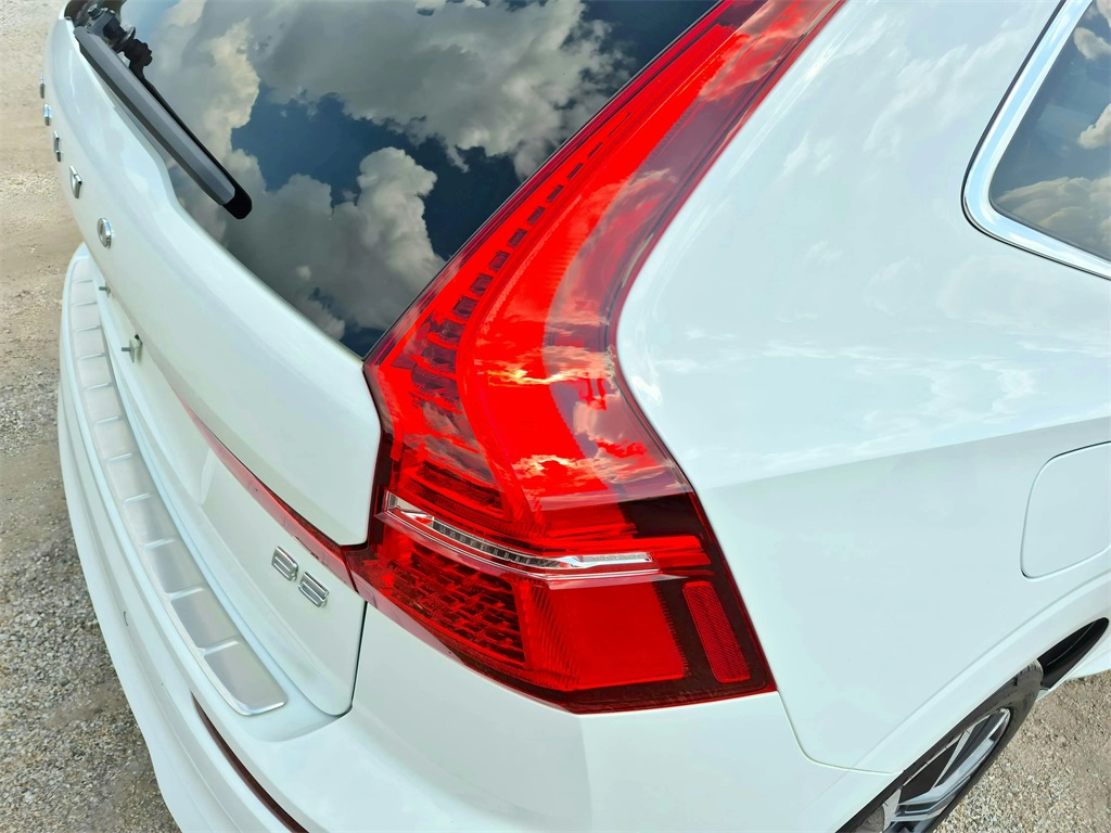 2022 Volvo XC60 B5 Momentum White at Ultimate Motorsports