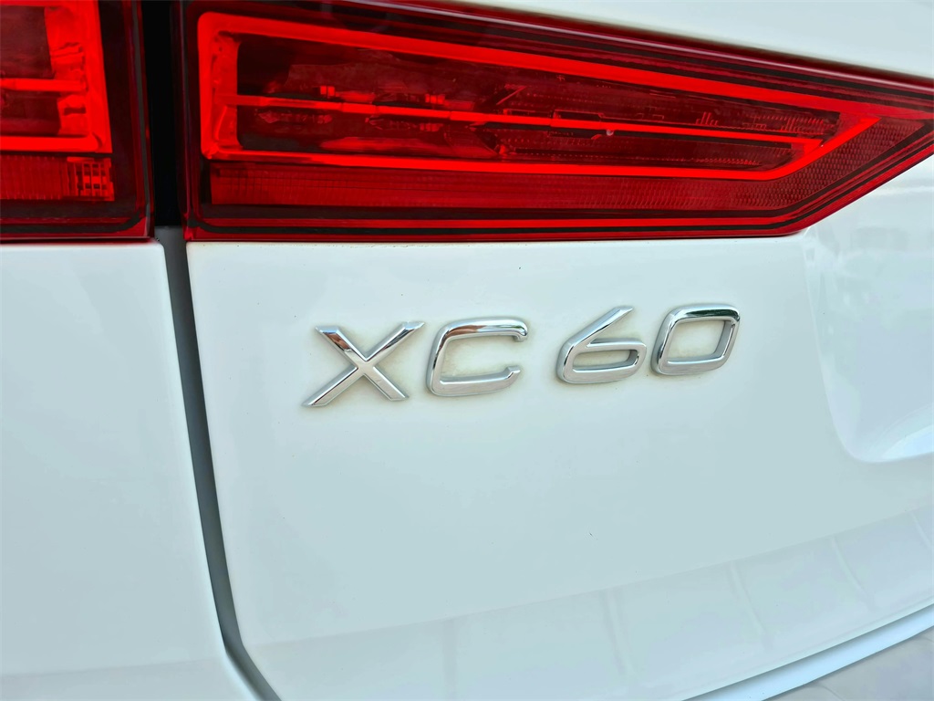 2022 Volvo XC60 B5 Momentum White at Ultimate Motorsports