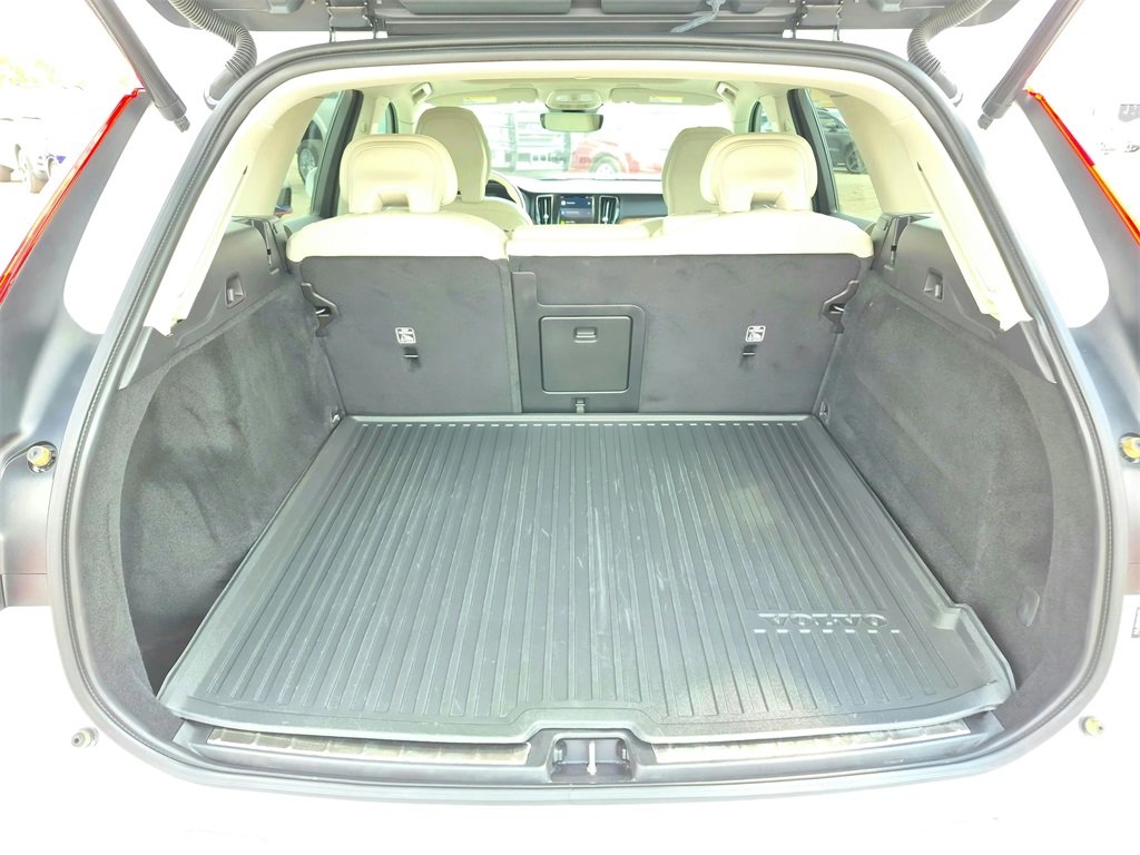 2022 Volvo XC60 B5 Momentum White at Ultimate Motorsports