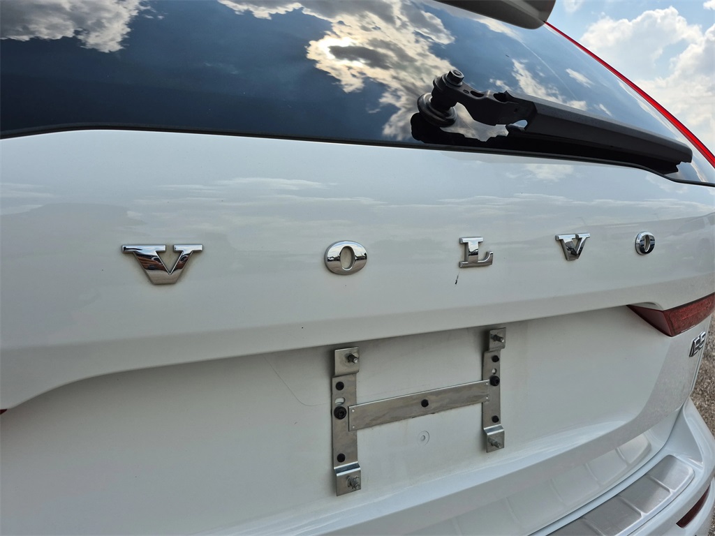 2022 Volvo XC60 B5 Momentum White at Ultimate Motorsports