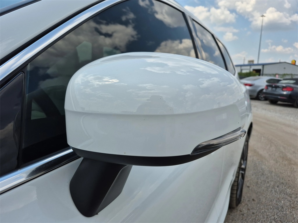 2022 Volvo XC60 B5 Momentum White at Ultimate Motorsports