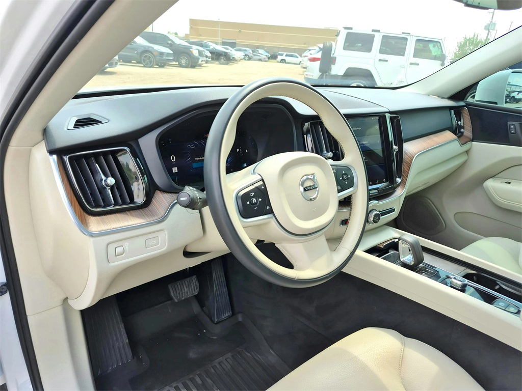 2022 Volvo XC60 B5 Momentum White at Ultimate Motorsports