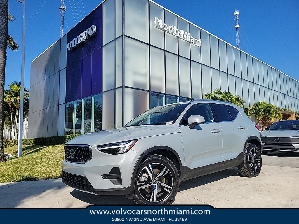 2025 Volvo XC40 B5 Core
