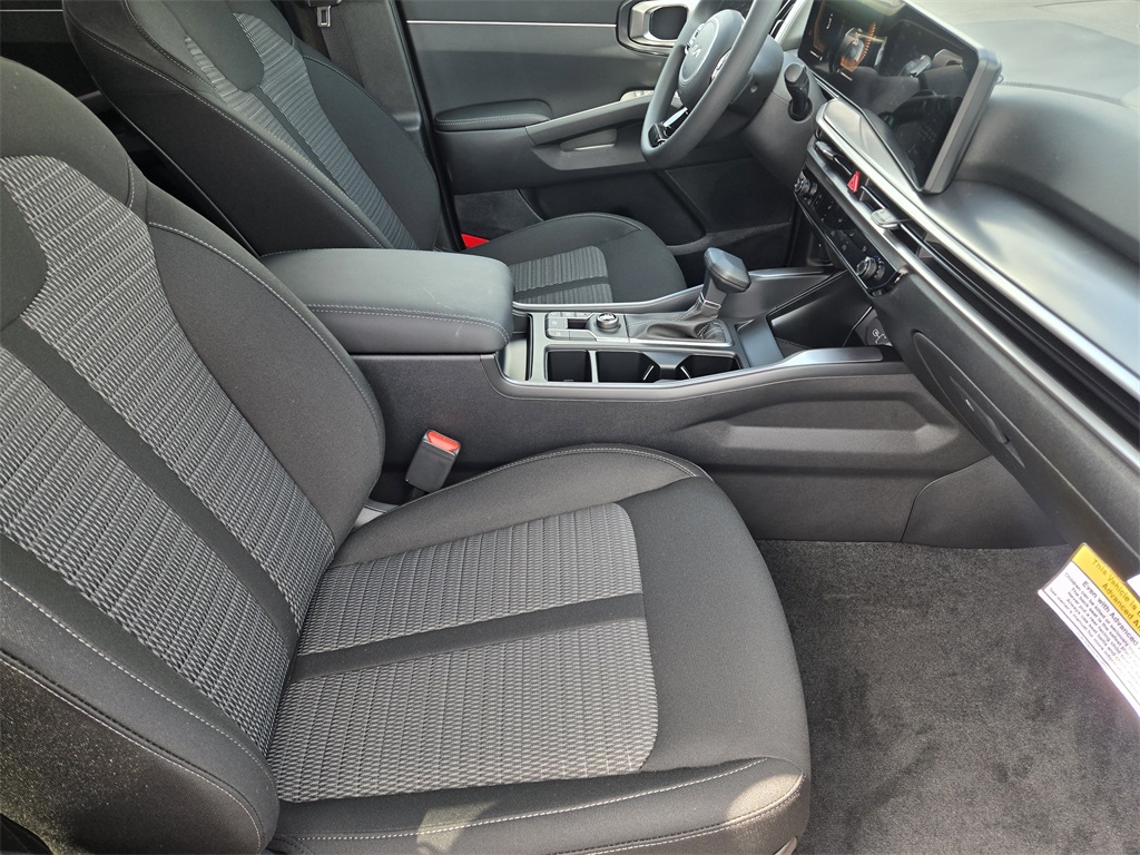 2025 Kia Sorento LX - 9