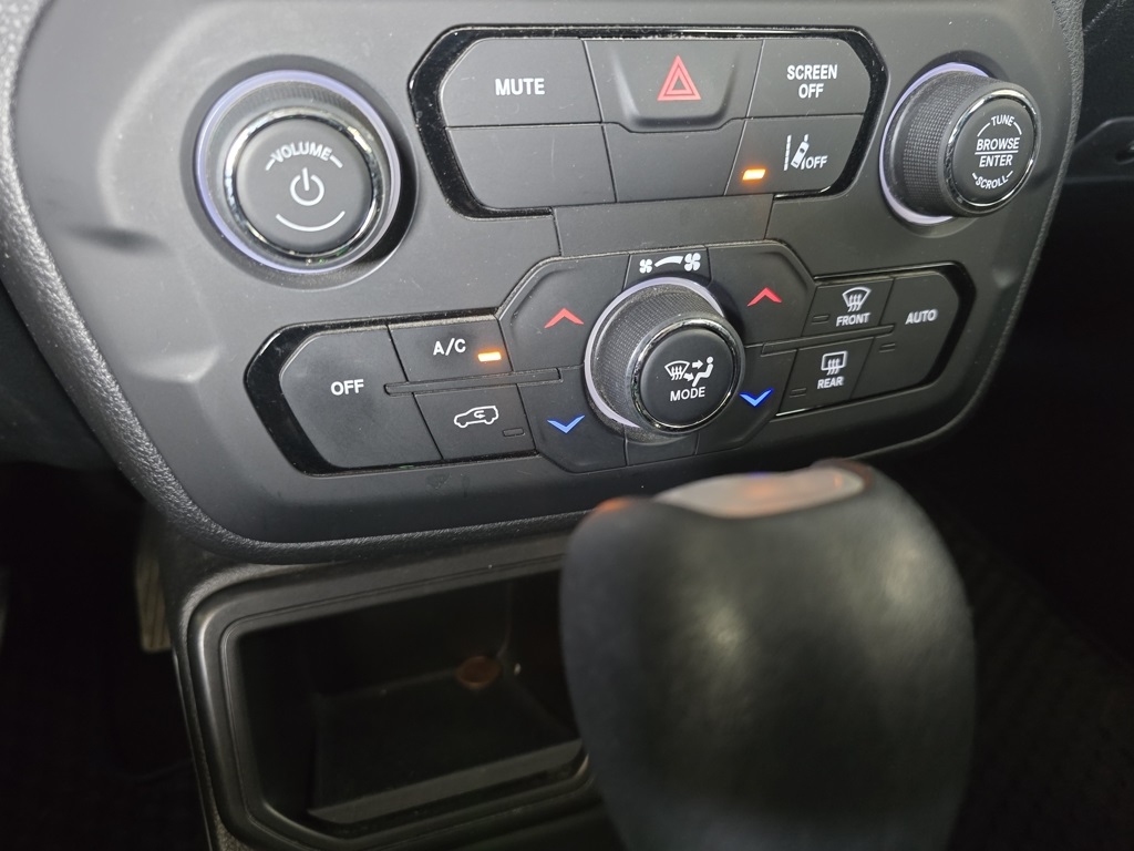 Thumbnail: 2022 Jeep Renegade - 21