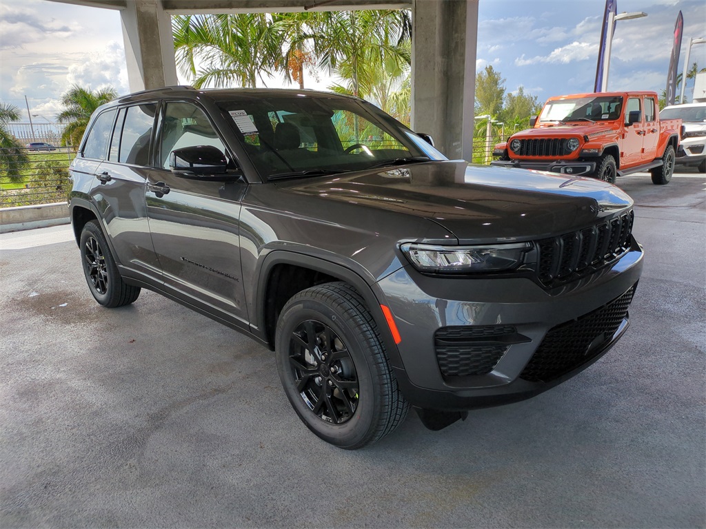 New Baltic Gray Metallic Clearcoat 2025 Jeep Grand Cherokee