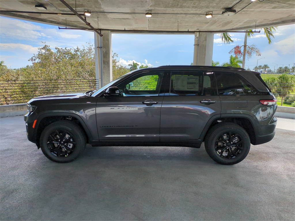 New Baltic Gray Metallic Clearcoat 2025 Jeep Grand Cherokee
