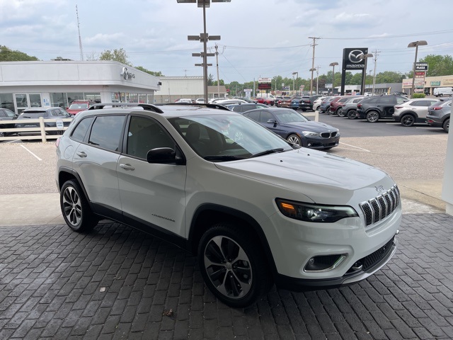 White 2022 JEEP CHEROKEE for sale in South Bend, IN Photo 3