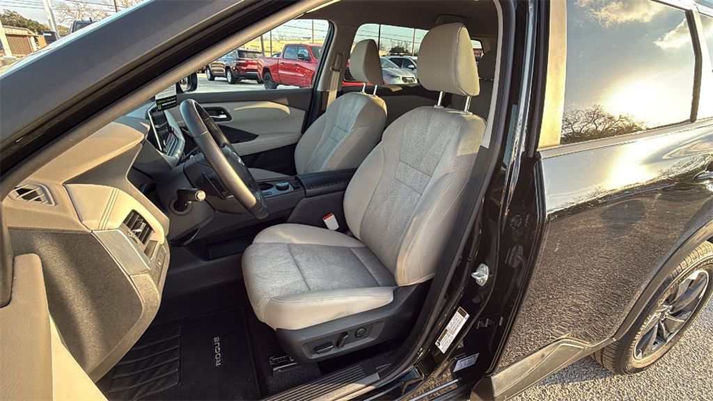 2025 Nissan Rogue SV - 10