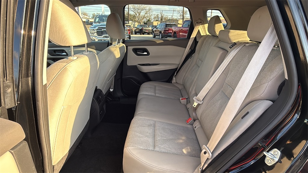 2025 Nissan Rogue SV - 11