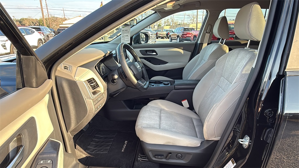2025 Nissan Rogue SV - 6