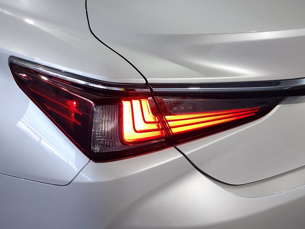 Thumbnail: 2025 Lexus ES - 10