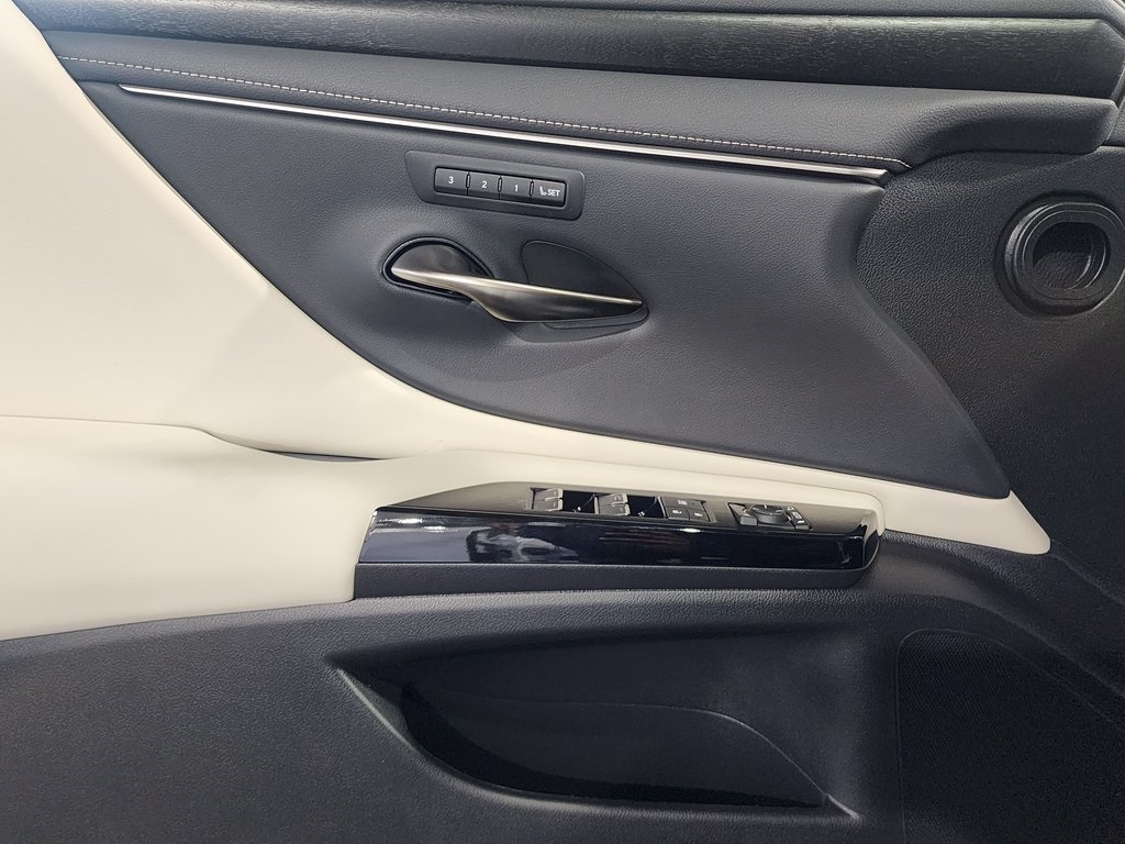 Thumbnail: 2025 Lexus ES - 12