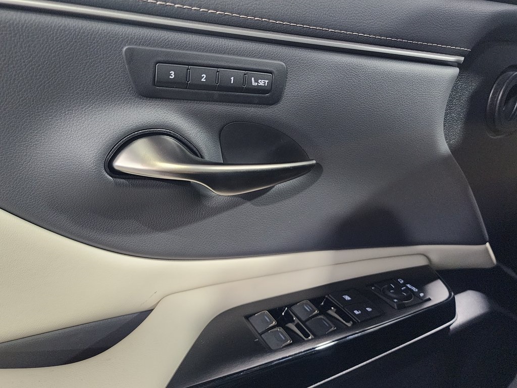 Thumbnail: 2025 Lexus ES - 13