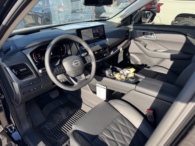 2026 Nissan Rogue Platinum photo 2