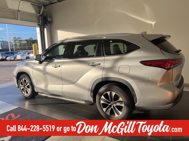 2022 Toyota Highlander Hybrid XLE Silver at Community Kia