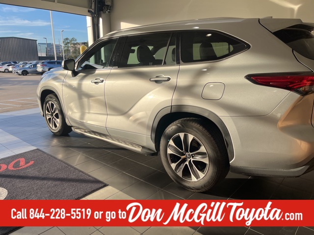 2022 Toyota Highlander Hybrid XLE Silver at Community Kia
