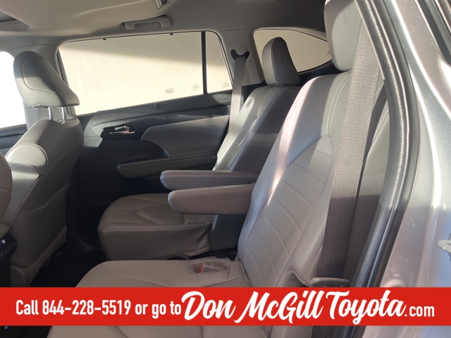 2022 Toyota Highlander Hybrid XLE Silver at Community Kia