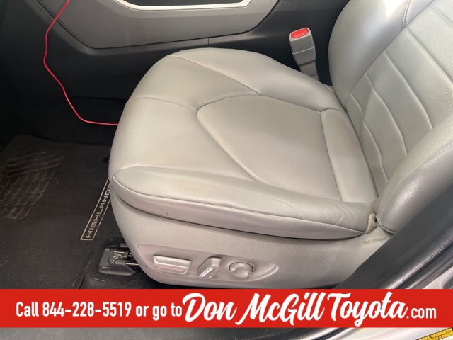 2022 Toyota Highlander Hybrid XLE Silver at Community Kia