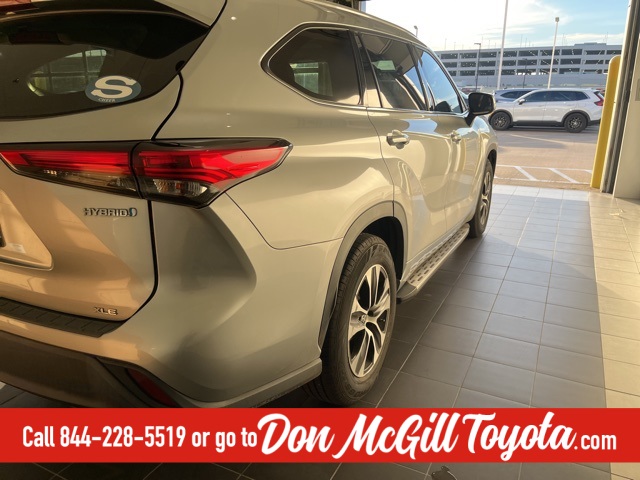 2022 Toyota Highlander Hybrid XLE Silver at Community Kia