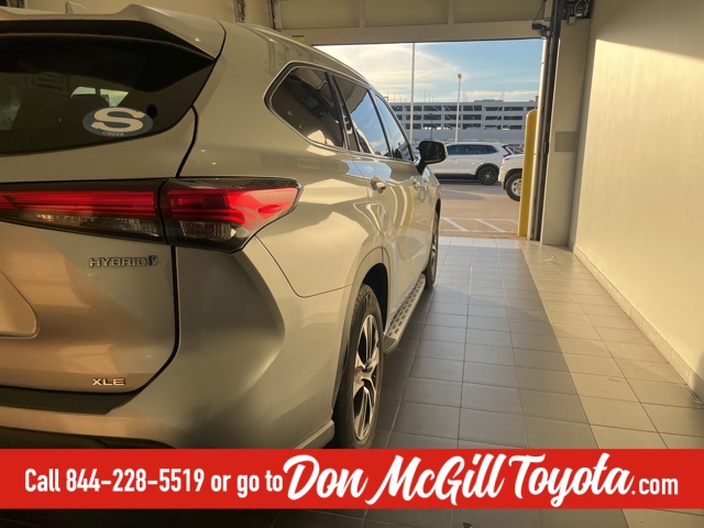 2022 Toyota Highlander Hybrid XLE Silver at Community Kia