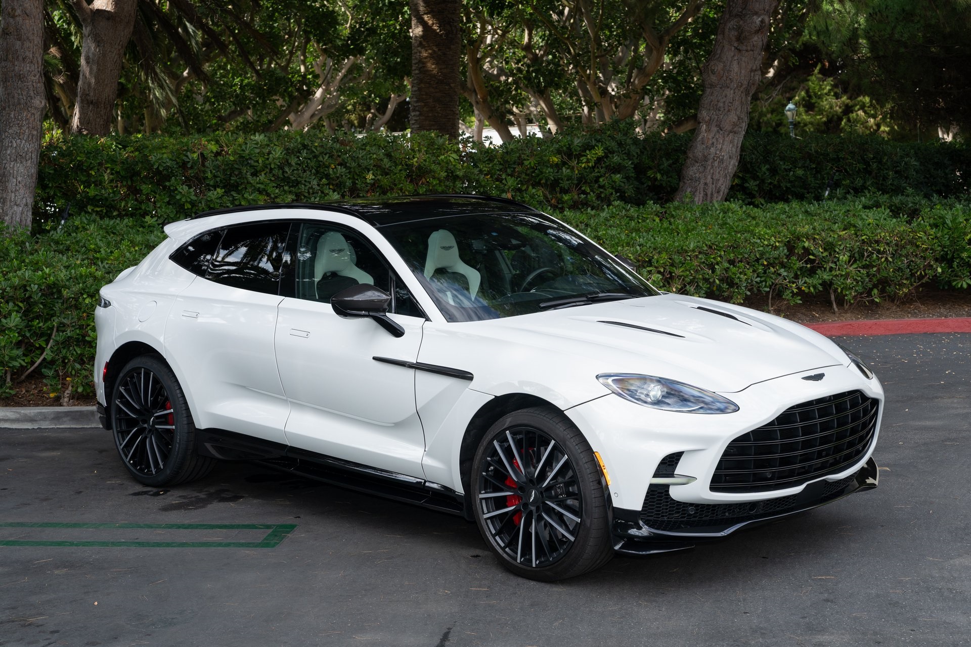 /2023 Aston-Martin DBX
