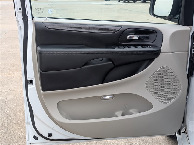 2020 Dodge Grand Caravan SE White at Community Kia