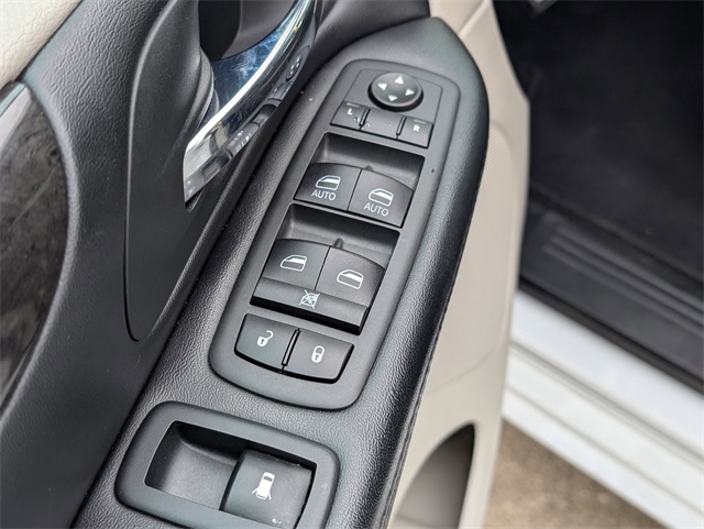 2020 Dodge Grand Caravan SE White at Community Kia