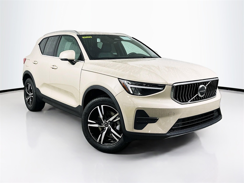 2025 Volvo XC40 B5 Core