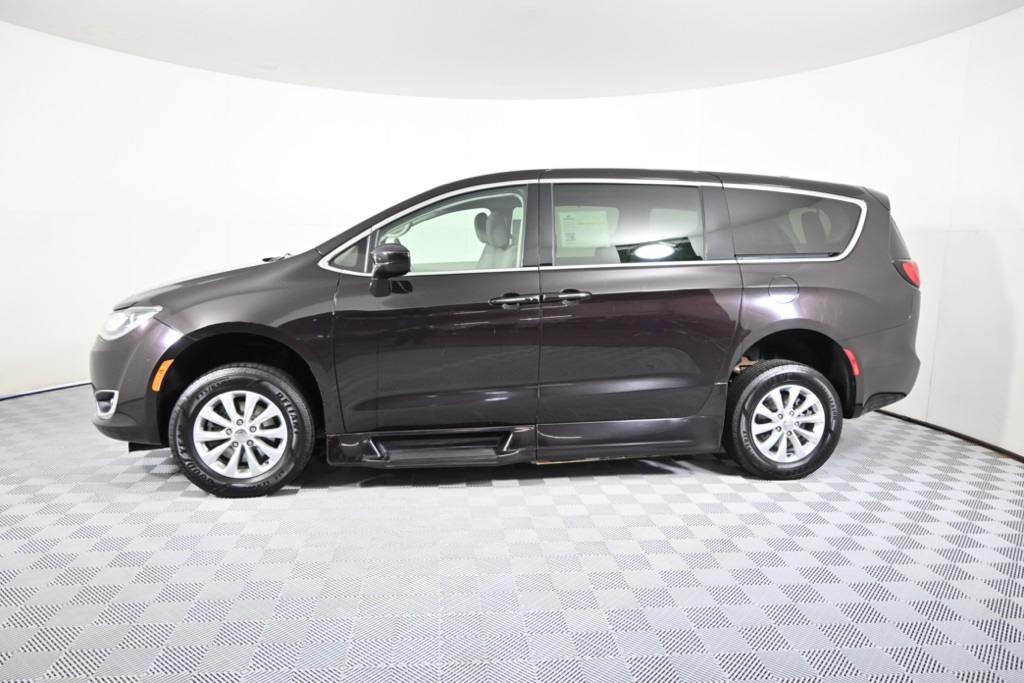Used 2018 Chrysler Pacifica Touring Plus with VIN 2C4RC1FG7JR186295 for sale in Minnetonka, Minnesota