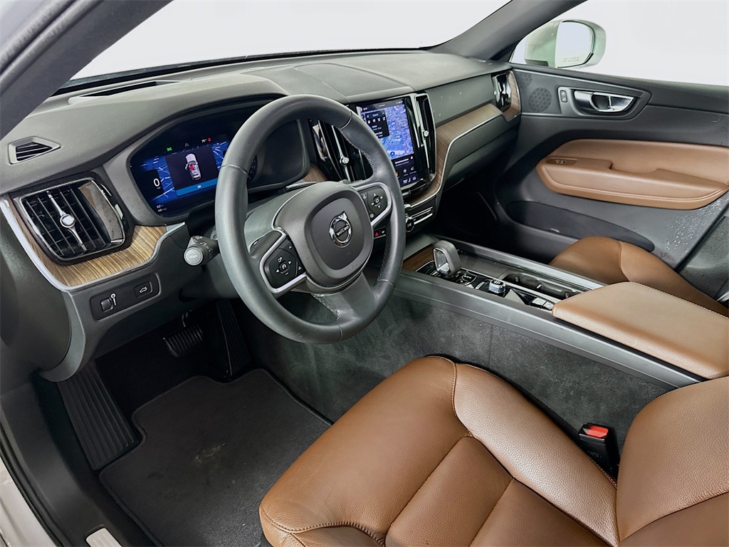 2022 VOLVO XC60 - Image 10