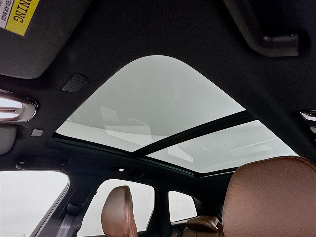 2022 VOLVO XC60 - Image 11