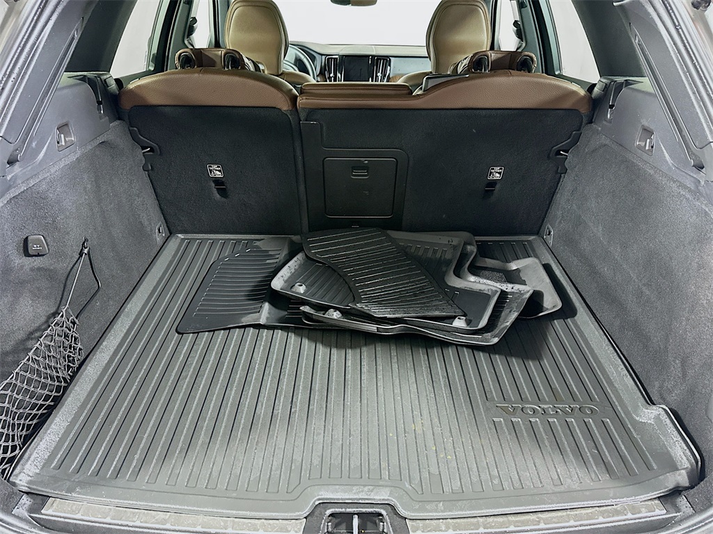 2022 VOLVO XC60 - Image 16